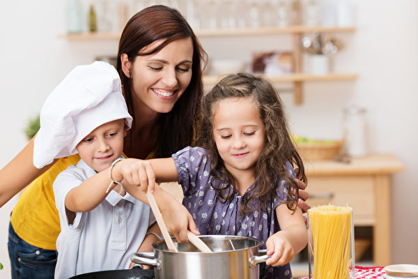7 gợi ý giúp các bậc cha mẹ dạy con trẻ tự làm bữa sáng