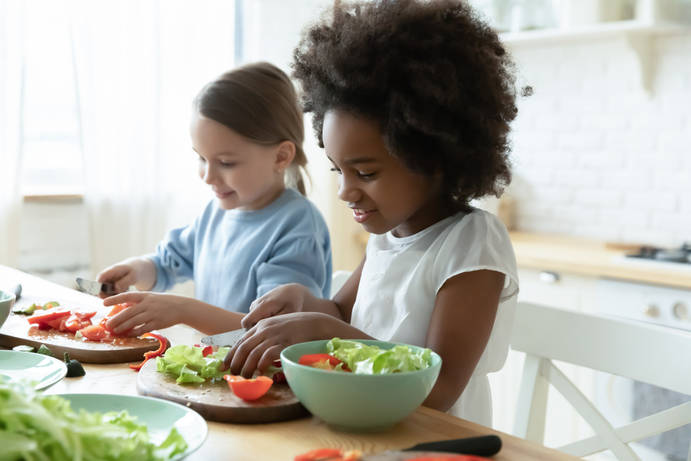 Hãy khuyến khích con bạn sáng tạo và tự trang trí bánh sandwich cũng như chế biến món salad của mình. (Ảnh: Shutterstock)