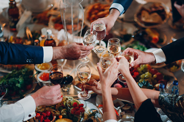 9 mẹo chuẩn bị bữa tiệc giao thừa giúp chủ và khách tận hưởng trọn niềm vui