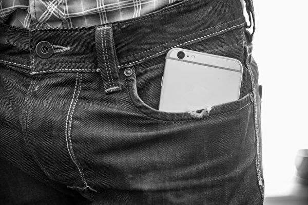 Dựa trên dữ liệu quy mô lớn, một nghiên cứu mới đã xác nhận rằng việc sử dụng điện thoại di động có liên quan đến số lượng tinh trùng bị giảm. (Ảnh: Shutterstock)