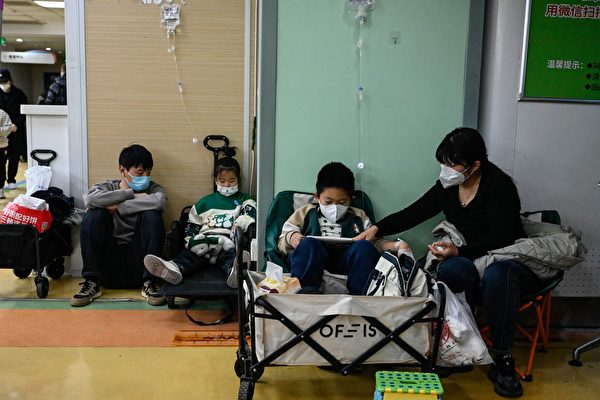 Hôm 23/11, tại hành lang khoa Nhi bệnh viện thành phố Bắc Kinh, nhiều bậc cha mẹ đã đưa con đến truyền dịch. (Ảnh: JADE GAO/AFP qua Getty Images)