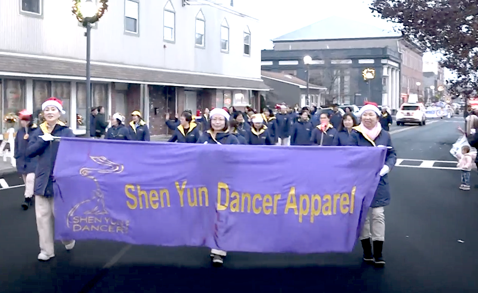 Hôm 02/12, công ty thời trang Shen Yun Dancer lần đầu tiên xuất hiện tại Lễ diễn hành Giáng Sinh ở Port Jervis. (Ảnh: NTD)