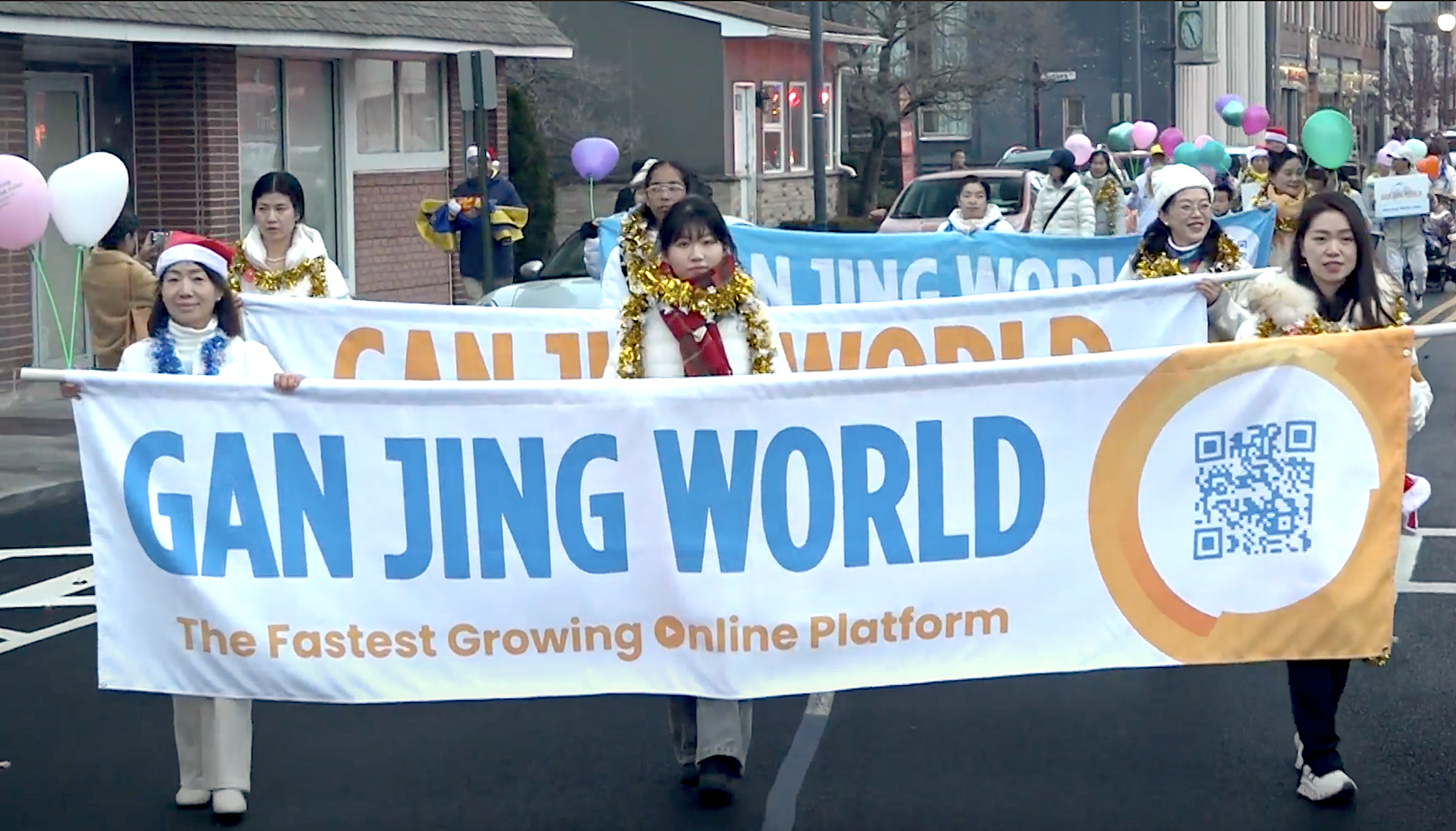 Gan Jing World, một nền tảng truyền thông trực tuyến mới nổi có trụ sở tại Middletown, lần đầu tiên tham gia Cuộc diễn hành Giáng Sinh ở Port Jervis. (Ảnh: NTD)
