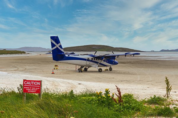 Đường băng của một phi trường tại đảo Barra ở Anh quốc biến mất hai lần một ngày do thủy triều dâng cao. Trong ảnh là một chiếc phi cơ đã hạ cánh xuống phi trường. (Ảnh: Shutterstock)