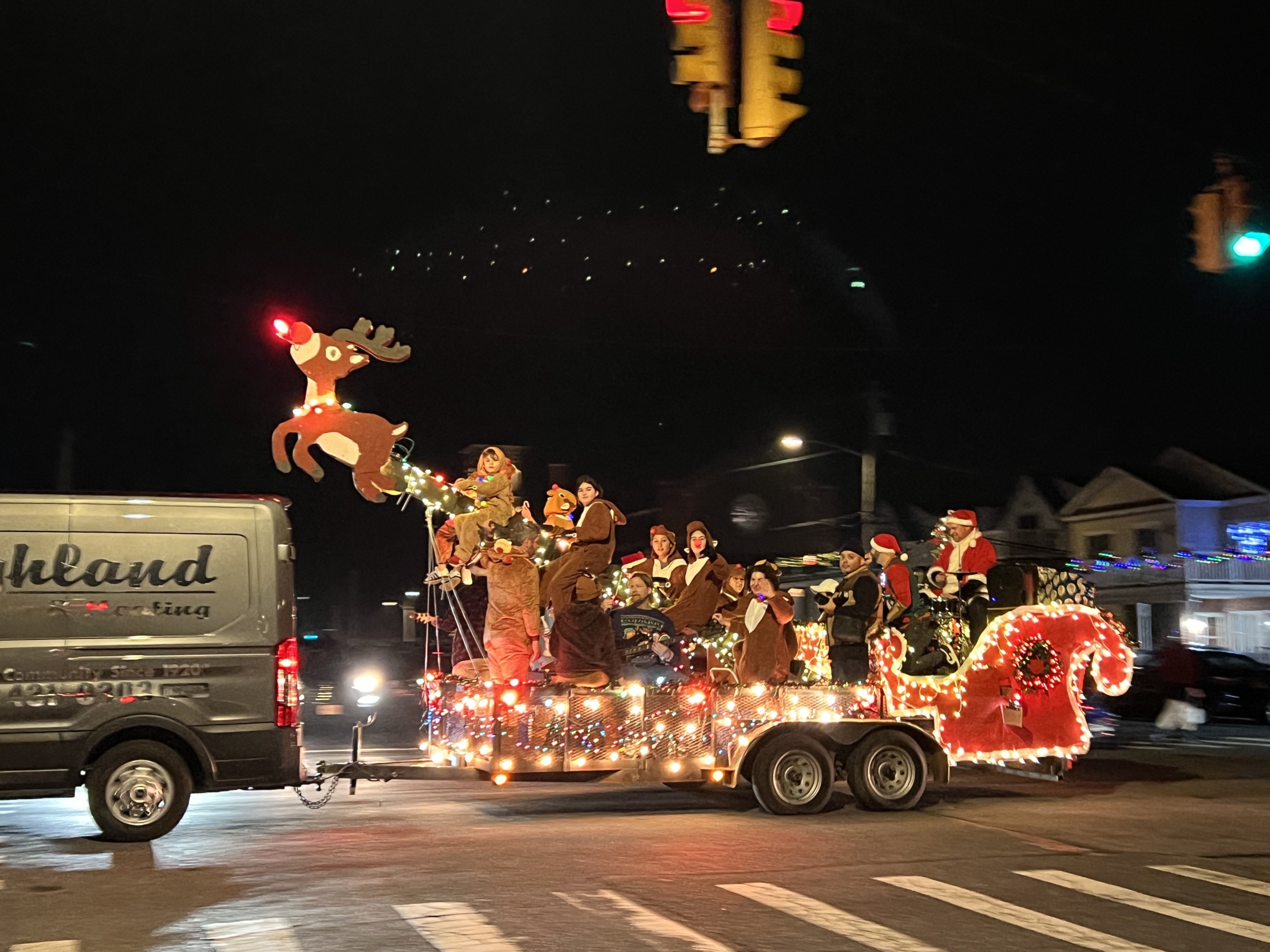 Những chiếc xe diễn hành Giáng Sinh được trang trí bằng những chiếc đèn rực rỡ màu sắc. (Ảnh: Lâm Đan/Epoch Times)