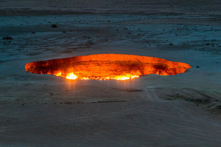 Ngọn lửa ở “Cổng địa ngục” Turkmenistan đã cháy suốt nửa thế kỷ. (Ảnh: Shutterstock)
