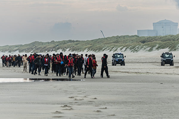 Hôm 12/06/2023, trên bãi biển Gravelines, Pháp, những người tị nạn cố gắng lên thuyền của người buôn lậu để đến Vương quốc Anh, nhưng bị cảnh sát Pháp ngăn chặn và phải quay trở lại đất liền. (Ảnh: Sameer Al-Doumy/AFP)
