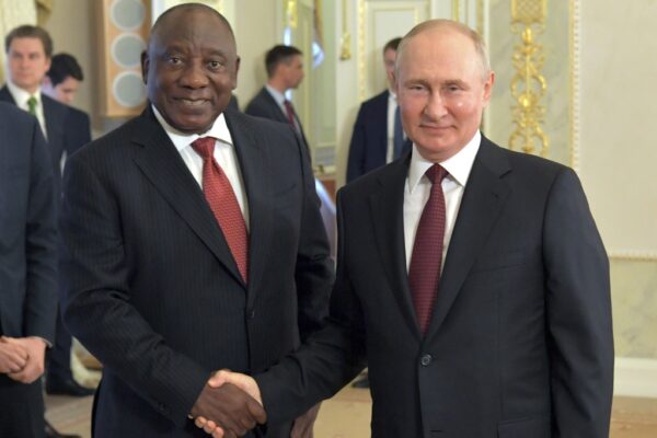 Tổng thống Nga Vladimir Putin (phải) và Tổng thống Nam Phi Cyril Ramaphosa tại St. Petersburg, Nga, hôm 17/06/2023. (Ảnh: Evgeny Biyatov/Agency RIA Novosti qua AP)