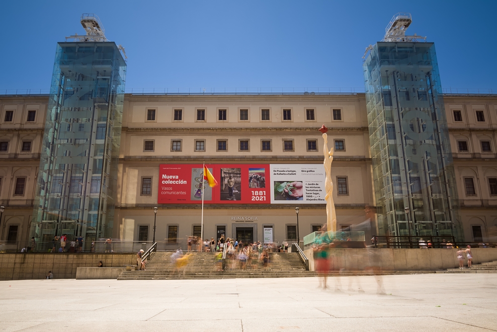Mặt tiền và lối vào Bảo tàng Quốc gia Hoàng hậu Sofia ở Madrid. (Ảnh: Angelo Damico/Shutterstock)