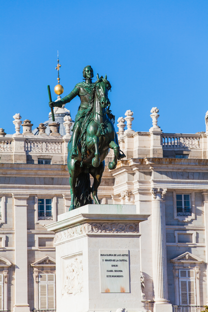 Bức tượng Vua Felipe IV đặt ở trung tâm Quảng trường Plaza de Oriente, Madrid. (Ảnh: David MG/Shutterstock)