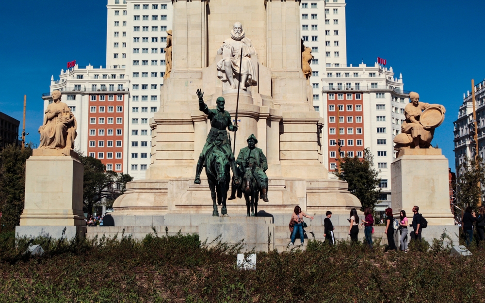 Tượng đài của nhà văn vĩ đại người Tây Ban Nha Miguel de Cervantes, đặt tại Quảng trường Plaza de España, thành phố Seville, Tây Ban Nha. (Ảnh: F de Jesus/Shutterstock)