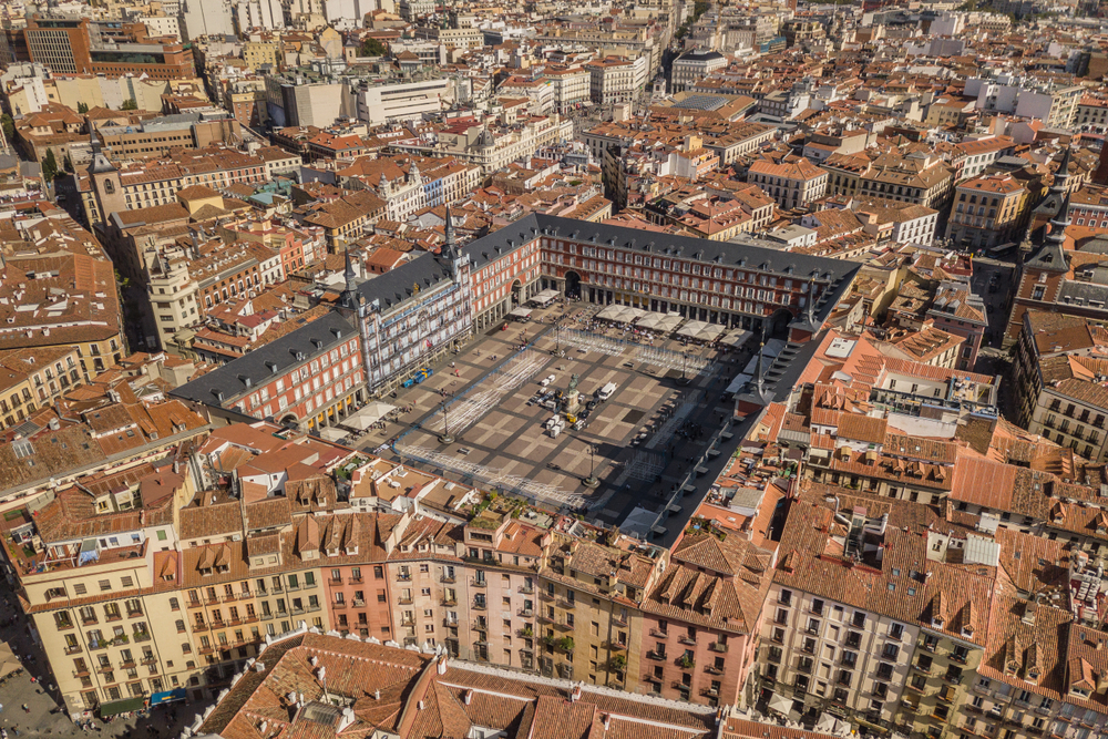 Quảng trường Thị chính (Plaza Mayor) ở thành phố Madrid. (Ảnh: Aleksandr Medvedkov/ Shutterstock)