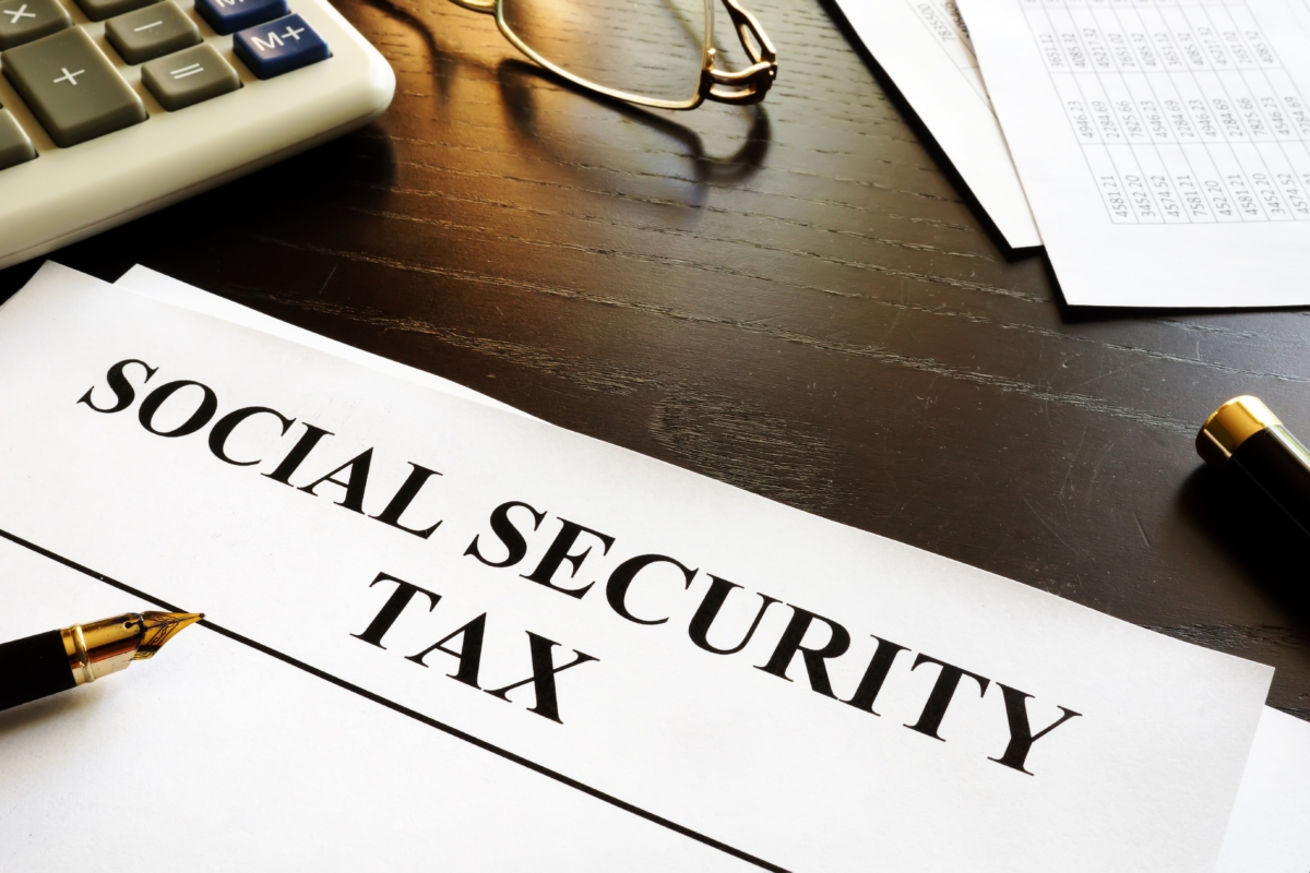 Những tờ giấy với tiêu đề “Thuế An sinh Xã hội”. (Ảnh: Vitalii Vodolazskyi/Shutterstock)