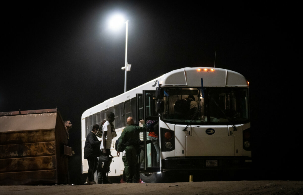 Những người nhập cư chưa được xem xét chuẩn bị lên xe buýt để đến các cơ sở giải quyết thủ tục ở Yuma, Arizona, hôm 18/05/2023. (Ảnh: John Fredricks/The Epoch Times)