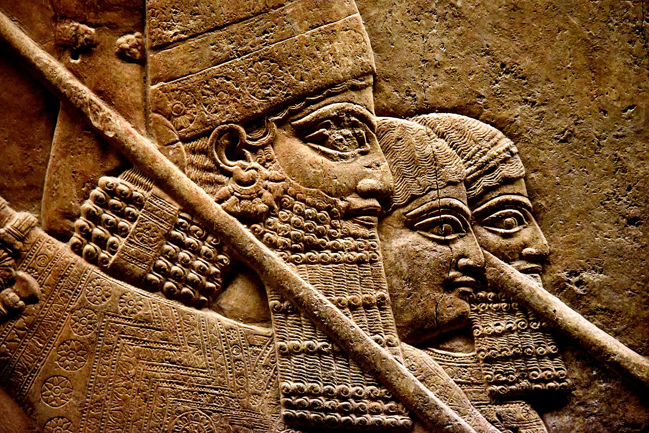 Một phần chi tiết của bức phù điêu bằng thạch cao mô tả cảnh săn sư tử của Vua Ashurbanipal. Thế kỷ thứ 7 trước Công Nguyên. Từ Cung điện phía Bắc Nineveh, nay là tỉnh Nineveh, Iraq. Bảo tàng British, Luân Đôn. (Ảnh: Osma Shukir Muhammed Amin/CC BY-SA 4.0)