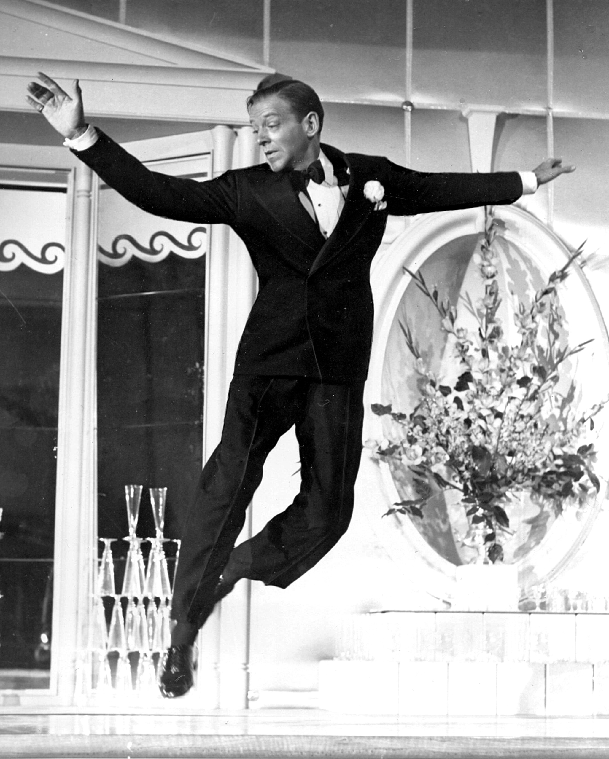 Nghệ sĩ Fred Astaire khiêu vũ thoải mái trong trang phục black tie, trong bộ phim “The Sky's the Limit” năm 1943. (Ảnh: MovieStillsDB)
