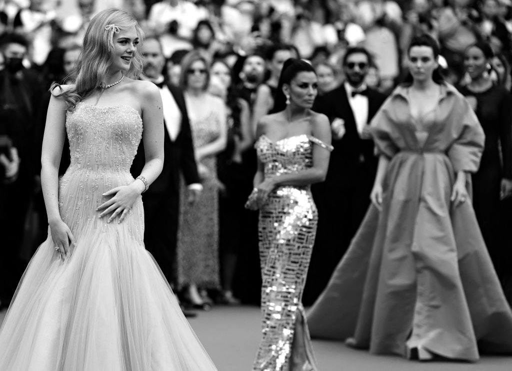Sự kiện black tie là cơ hội để bạn tỏa sáng. Những người nổi tiếng vận các bộ trang phục sang trọng bậc nhất khi tham dự Liên hoan phim Cannes ở Cannes, miền nam nước Pháp, vào ngày 18/05/2022. (Ảnh: Valery Hache/AFP qua Getty Images)