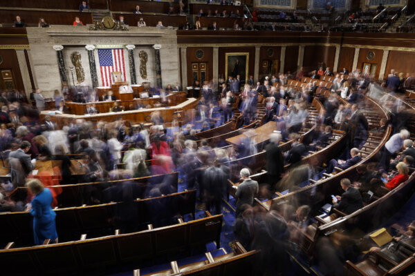 Các thành viên đắc cử của Quốc hội thứ 118 rời Phòng Hạ viện sau ba cuộc bỏ phiếu không bầu được chủ tịch Hạ viện mới tại Tòa nhà Quốc hội Hoa Kỳ hôm 03/01/2023, ở Hoa Thịnh Đốn. (Ảnh: Chip Somodevilla/Getty Images)