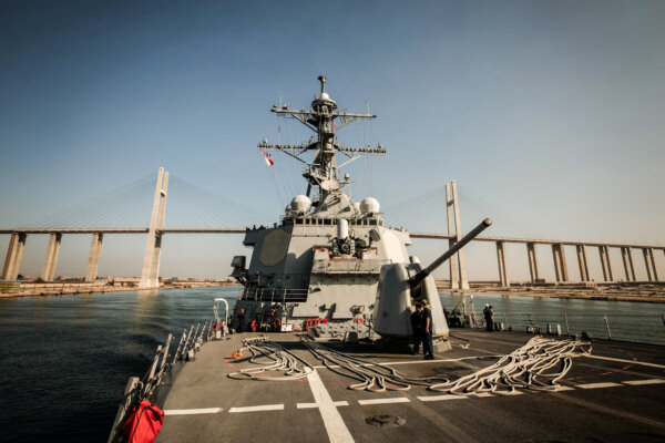 Khu trục hạm mang phi đạn dẫn đường USS Carney của Hải quân Hoa Kỳ đi qua Kênh đào Suez, Ai Cập, hôm 18/10/2023. (Ảnh: Chuyên gia Truyền thông Đại chúng Cấp 2 Aaron Lau/Hải quân Hoa Kỳ qua Reuters)