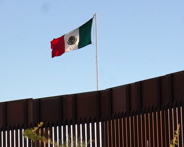 Quốc kỳ Mexico tung bay phía bên Mexico của hàng rào biên giới quốc tế tại cảng nhập cảnh Lukeville tạm thời bị đóng cửa ở miền nam Arizona hôm 06/12/2023. (Ảnh: Allan Stein/The Epoch Times)