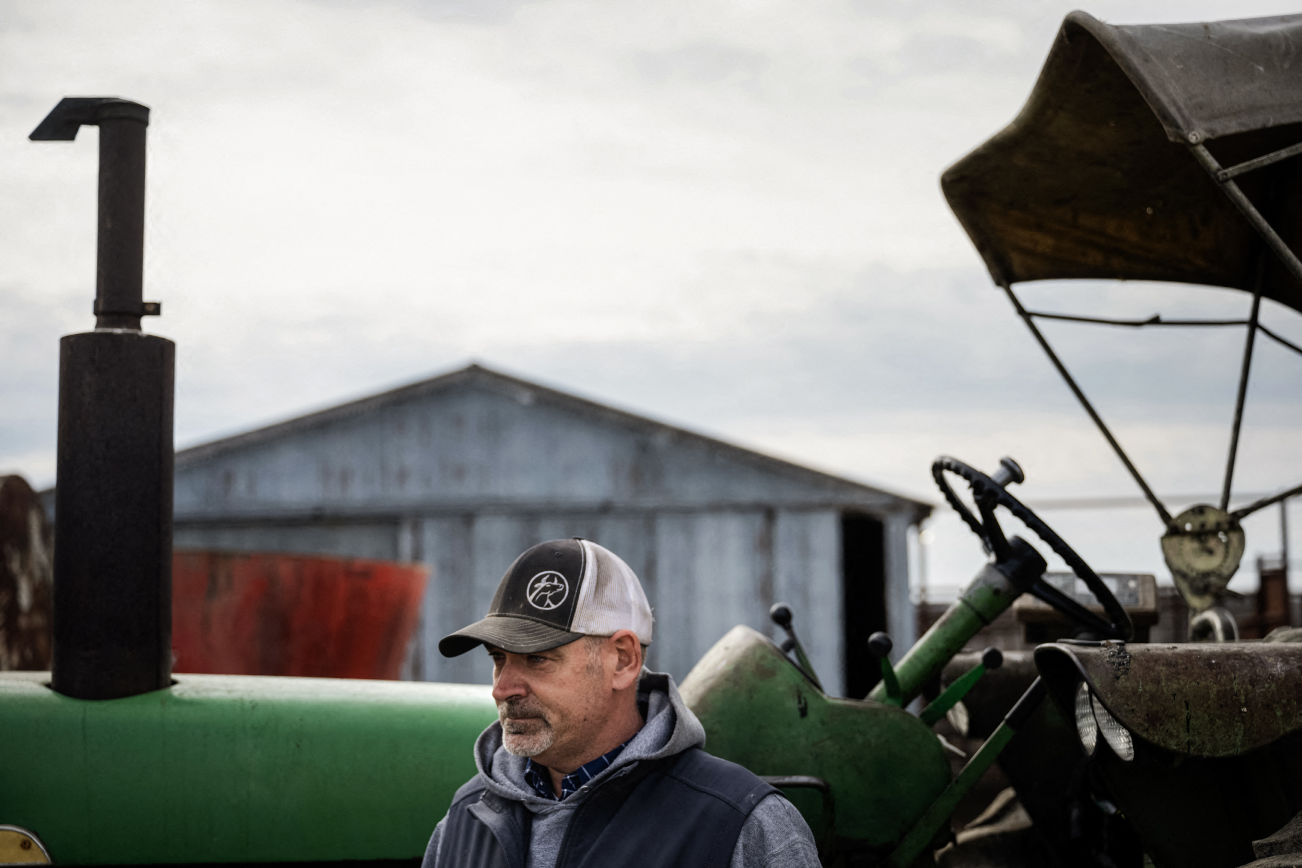 Ông Mike Webb, người điều hành khu chăn nuôi và cũng là điền chủ, đã ký hợp đồng cho Ranger Power thuê đất của mình để sử dụng làm trang trại quang năng, ở Auxvasse, Missouri, hôm 15/03/2023. (Ảnh: Brendan Smialowski/AFP qua Getty Images)