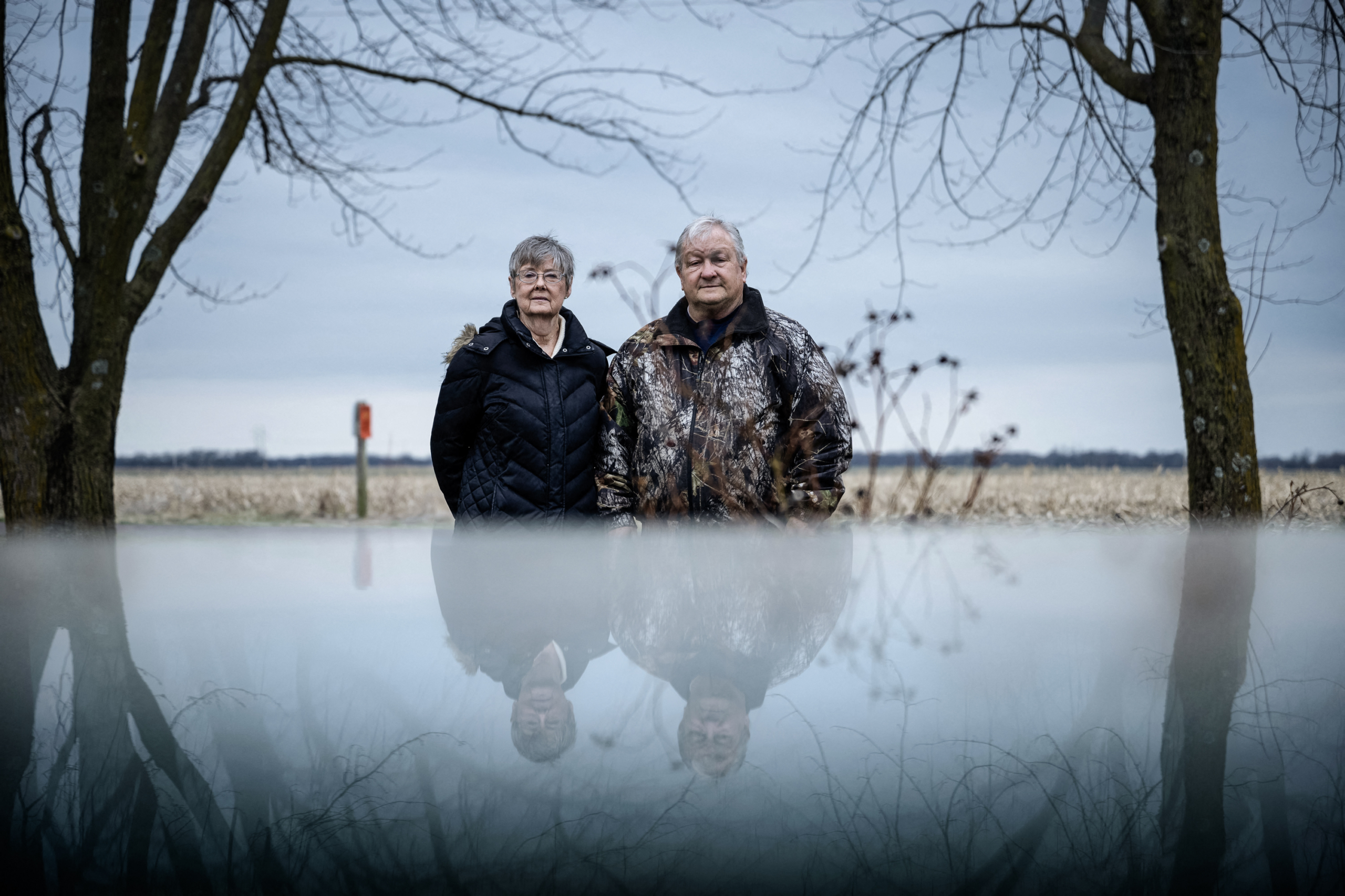 Bà Susan Burns và chồng, ông John Burns, ở khu đất phía trước của gia đình họ vốn đã có từ năm 1890, đối diện với khu đất được thuê để sản xuất quang năng ở Hereford, Missouri, hôm 16/03/2023. (Ảnh: Brendan Smialowski/AFP qua Getty Images)