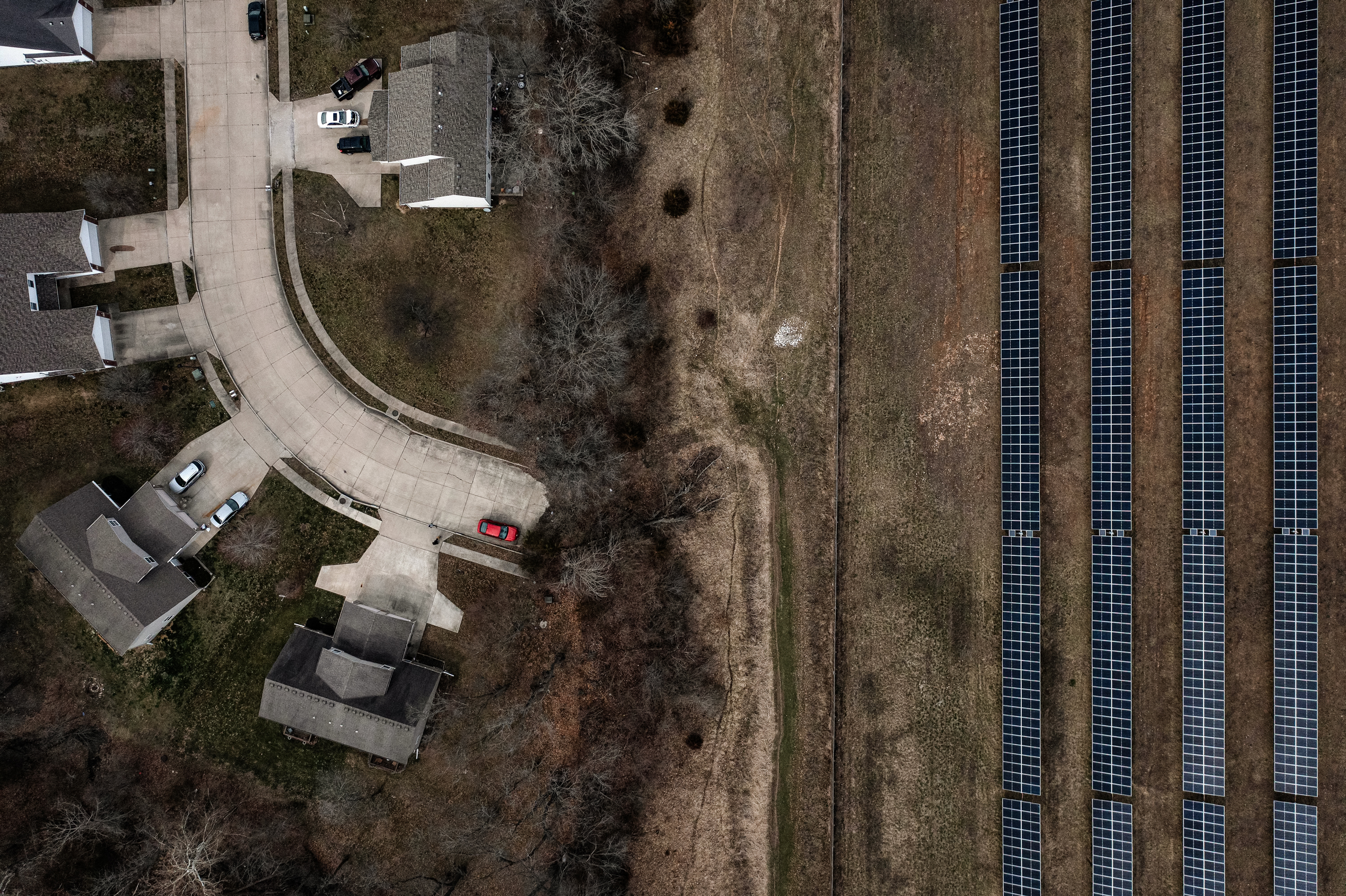 Ảnh chụp từ trên cao của một trang trại quang năng bên cạnh khu phát triển nhà ở tại Columbia, Missouri, hôm 15/03/2023. (Ảnh: Brendan Smialowski/AFP qua Getty Images)