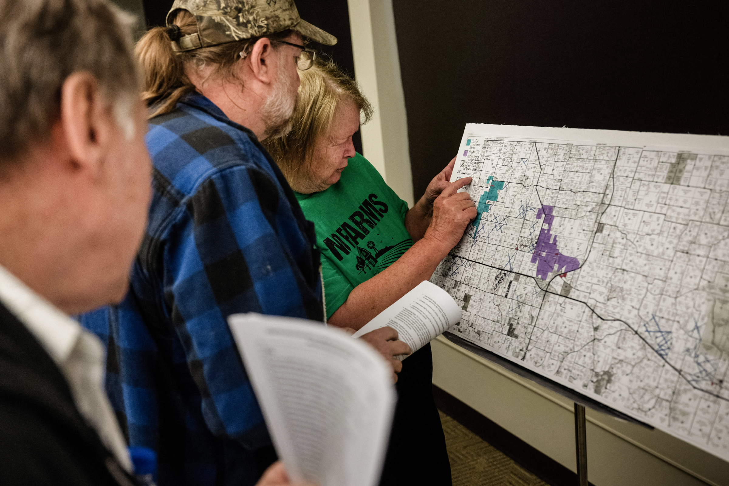 Người dân xem bản đồ vùng đất bị nghi ngờ là được cho thuê để sản xuất quang năng, trong khi những người khác tập trung tại một cuộc họp của Liên minh Điền chủ Mid Missouri để thảo luận về việc phản đối các dự án trang trại quang năng ở khu vực Quận Callaway ở New Bloomfield, Missouri, hôm 15/03/2023. (Ảnh: Brendan Smialowski/AFP qua Getty Images)