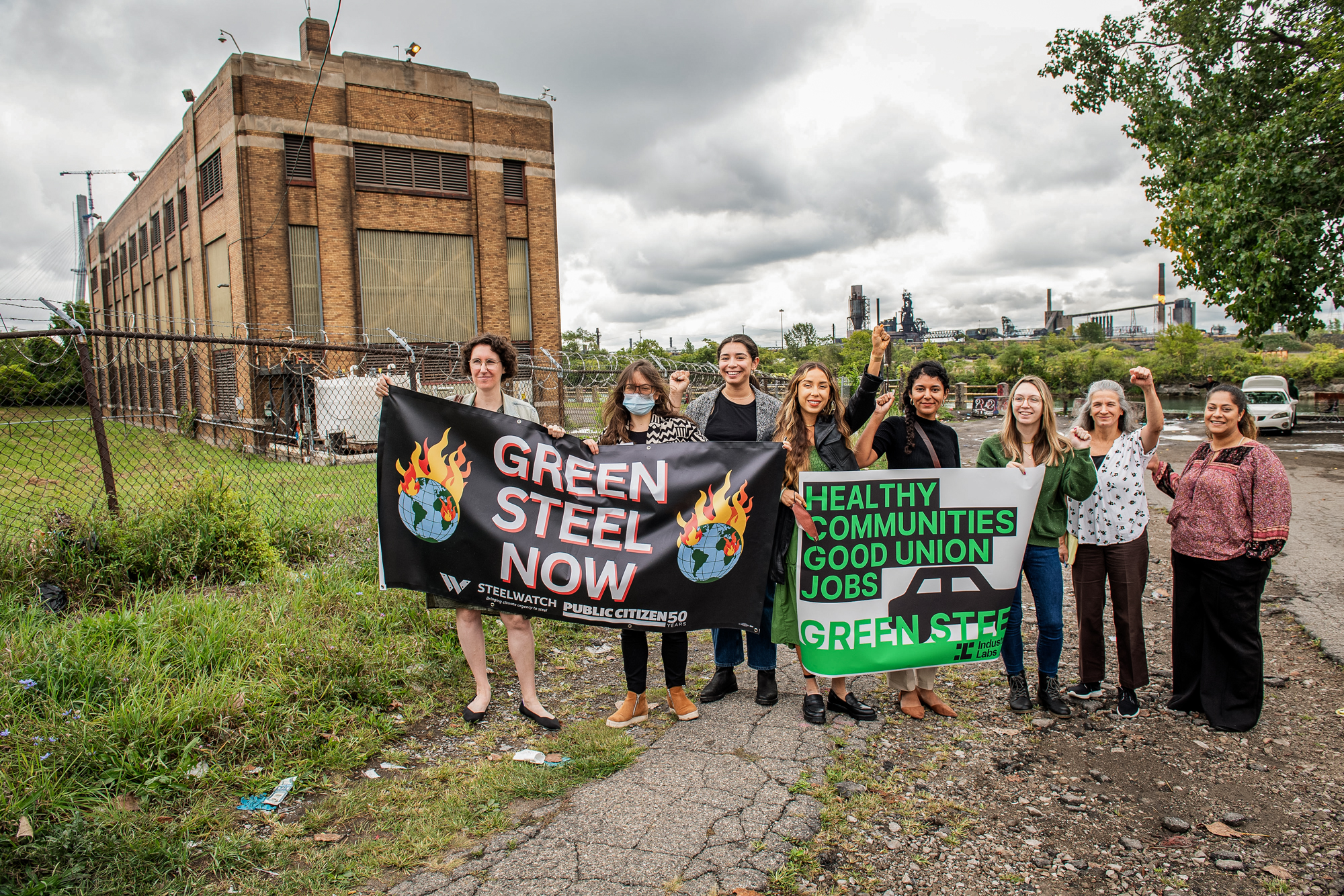 Các thành viên của cộng đồng cùng các chuyên gia trưng biểu ngữ ủng hộ “thép xanh” trong ngành công nghiệp sản xuất xe hơi, tại River Rouge, Michigan, hôm 12/09/2023. (Ảnh: Aaron J. Thornton/Getty Images for Industrious Labs)
