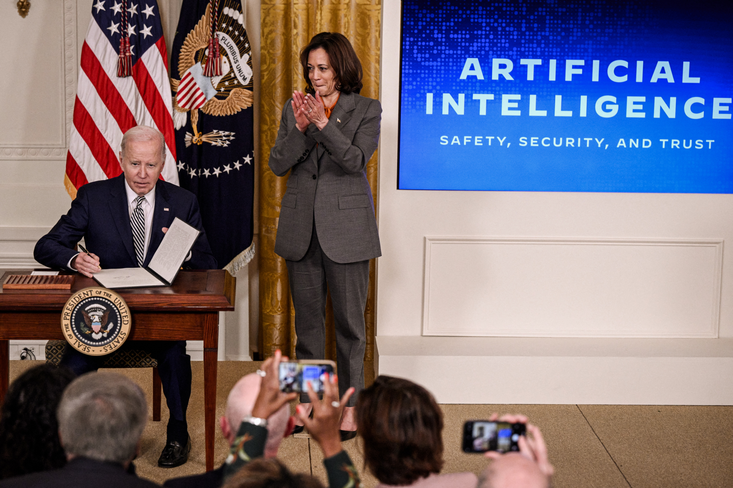 Phó Tổng thống Kamala Harris vỗ tay khi Tổng thống Joe Biden ký một sắc lệnh về trí tuệ nhân tạo, tại Tòa Bạch Ốc ở Hoa Thịnh Đốn, hôm 30/10/2023. (Ảnh: Brendan Smialowski/AFP qua Getty Images)