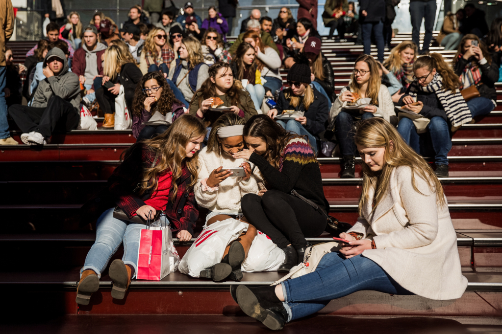Một nhóm thanh thiếu niên xem bức ảnh chụp trên điện thoại thông minh ở Quảng trường Thời đại ở thành phố New York ngày 01/12/2017. (Ảnh: Drew Angerer/Getty Images)