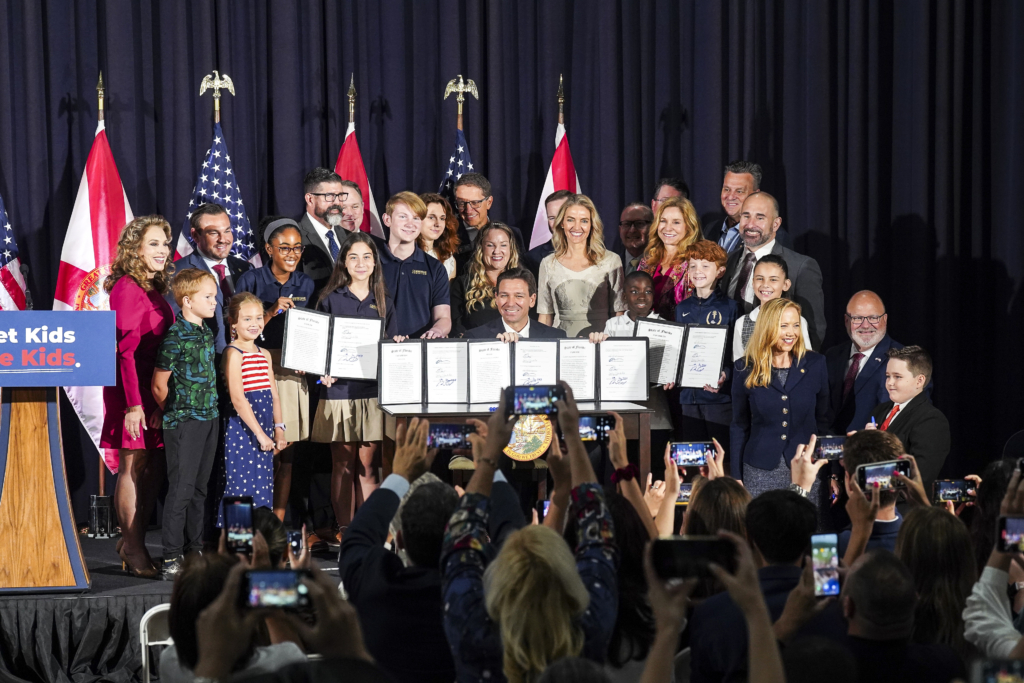 Thống đốc Florida Ron DeSant trưng ra 5 dự luật 'để trẻ em được là trẻ em' tại một buổi lễ ở Tampa, Florida, hôm 17/05/2023. (Ảnh: Được đăng dưới sự cho phép của Văn phòng Thống đốc Florida)