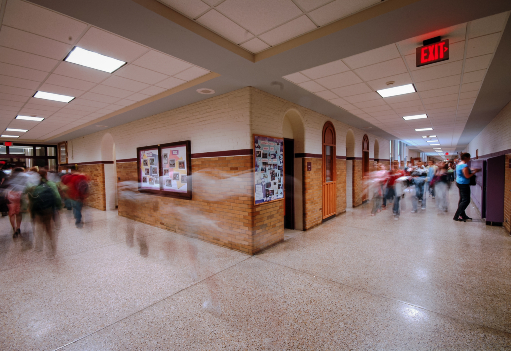 Học sinh đi lại giữa các lớp trên hành lang của một trường học. (Ảnh: Matty Symons/Shutterstock)