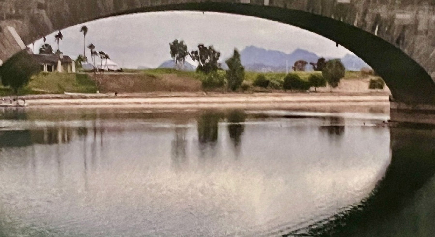 Hồ Havasu và cầu London ở tiểu bang Arizona được nhìn thấy rõ từ ​​​​một chiếc thuyền gondola. (Ảnh: Đăng dưới sự cho phép của ông Bill Neely)
