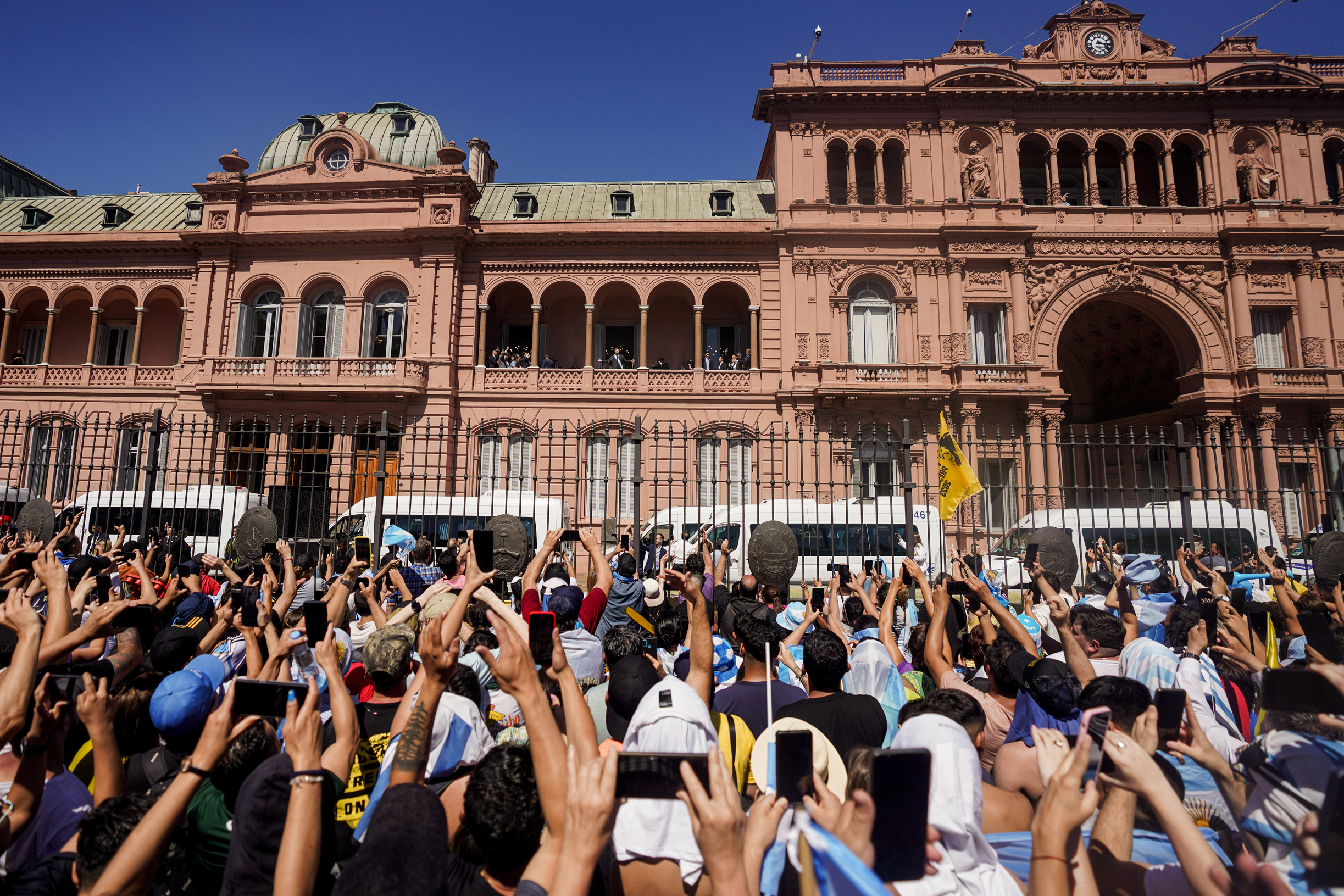 Tổng thống vừa tuyên thệ nhậm chức của Argentina Javier Milei nói trước những người ủng hộ từ ban công tòa nhà chính phủ ở Buenos Aires, Argentina, hôm 10/12/2023. (Ảnh: Matilde Campodonico/AP Photo)