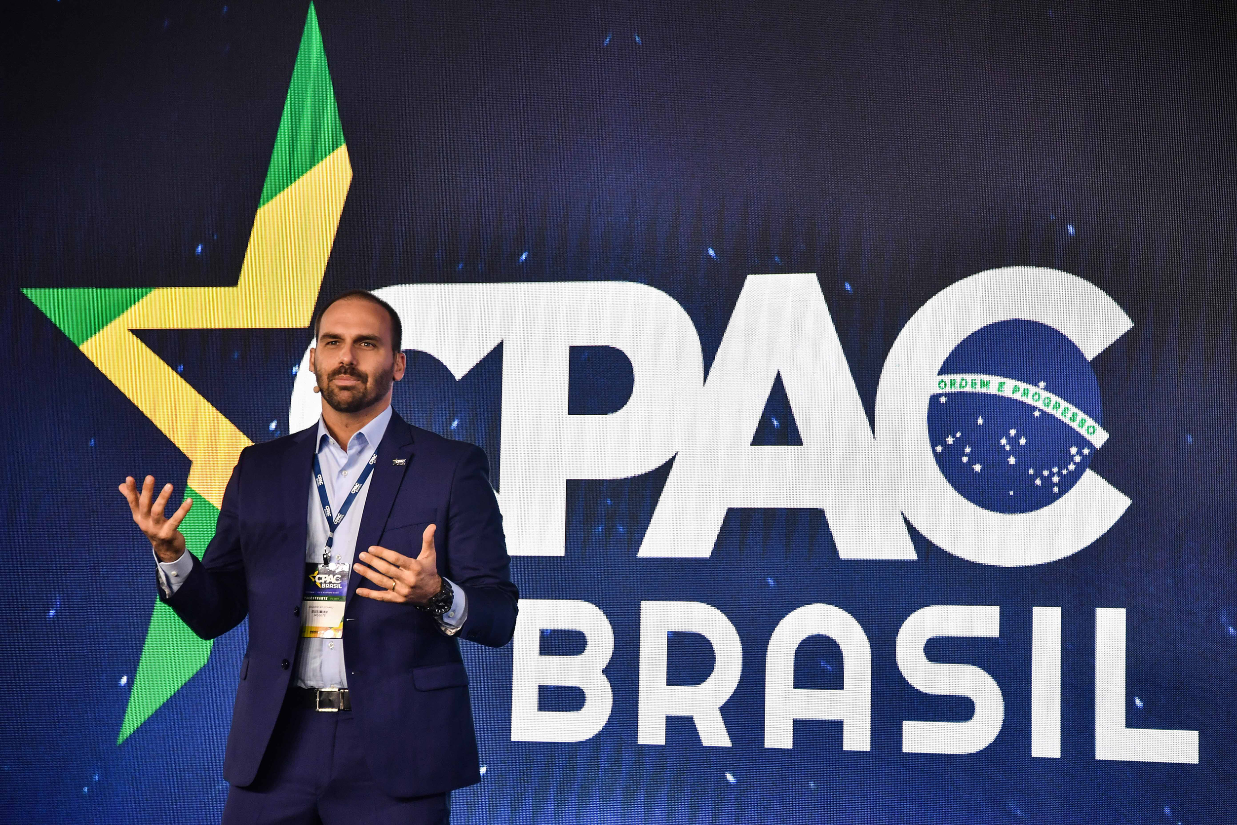 Nghị sĩ Eduardo Bolsonaro, con trai của cựu Tổng thống Brazil Jair Bolsonaro, trình bày trong Hội nghị Hành động Chính trị Bảo tồn Truyền thống ở Sao Paulo, Brazil, vào ngày 11/10/2019. (Ảnh: Nelson Almeida/AFP qua Getty Images)