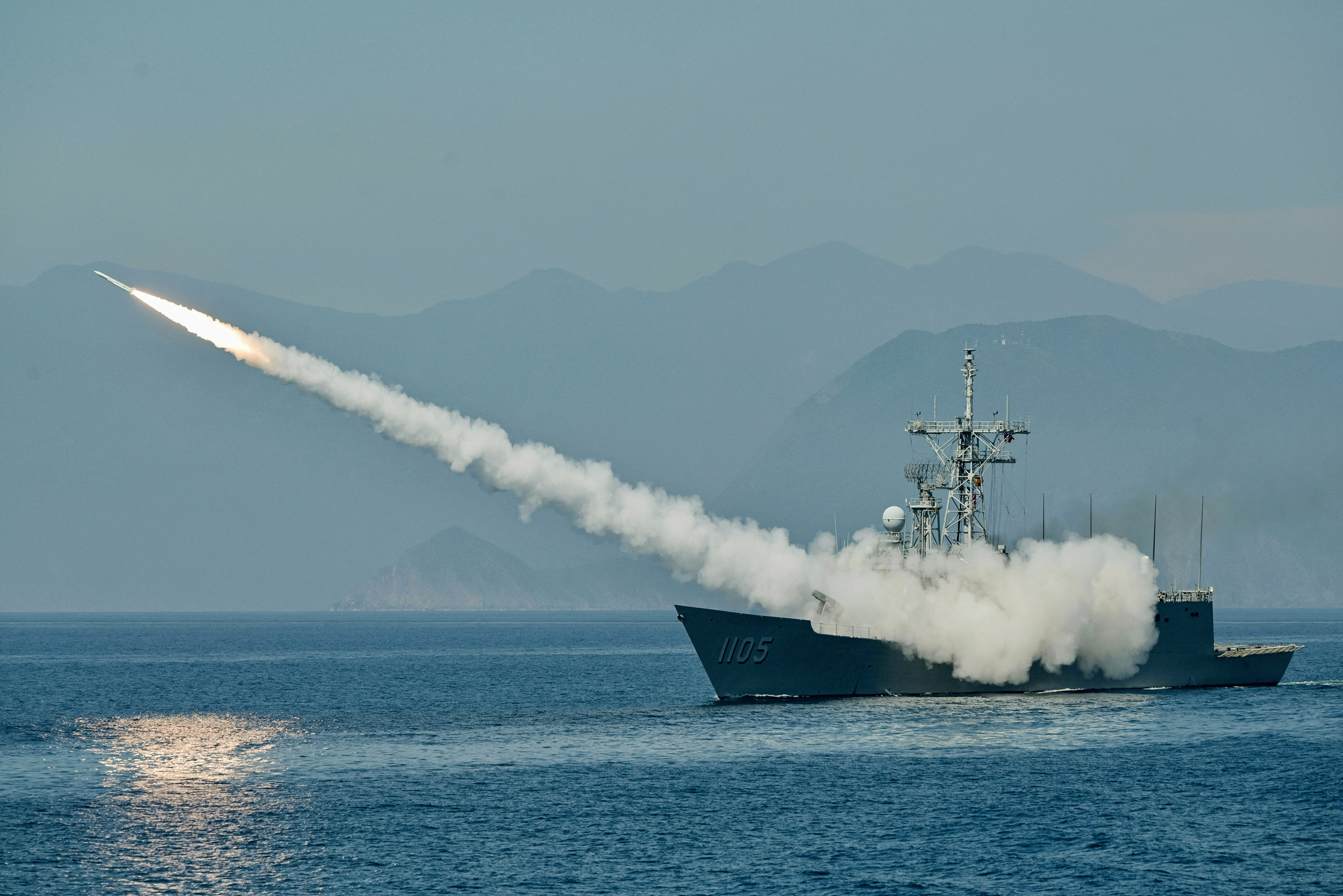 Hải quân Đài Loan phóng phi đạn Standard do Hoa Kỳ sản xuất từ tàu khu trục nhỏ trong cuộc tập trận thường niên trên biển gần cảng hải quân Suao, ở Đài Loan, vào ngày 26/07/2022. (Ảnh: Sam Yeh/AFP qua Getty Images)