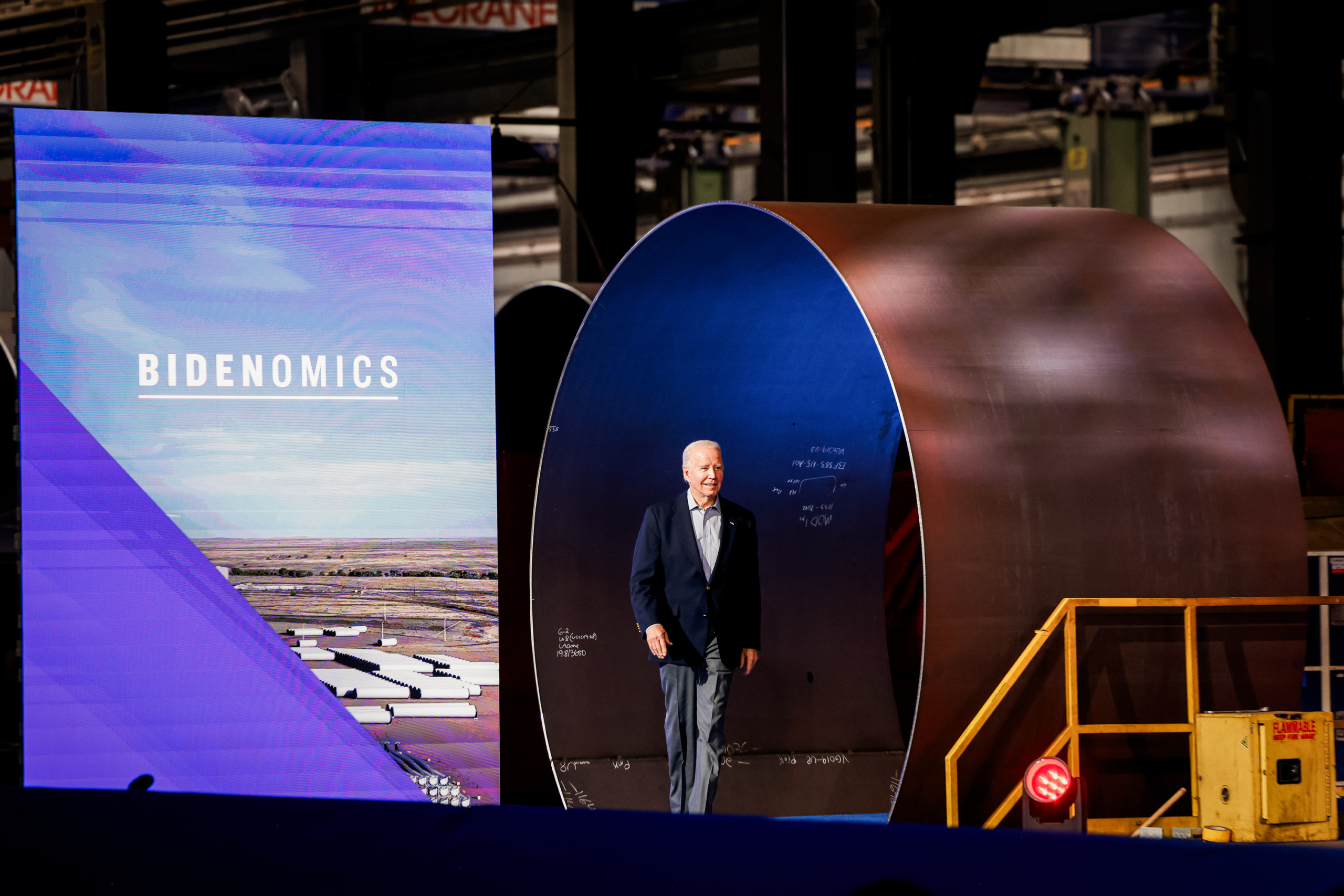 Tổng thống Joe Biden bước lên sân khấu trước khi nói về Bidenomics tại CS Wind ở Pueblo, Colorado, hôm 29/11/2023. (Ảnh: Michael Ciaglo/Getty Images)