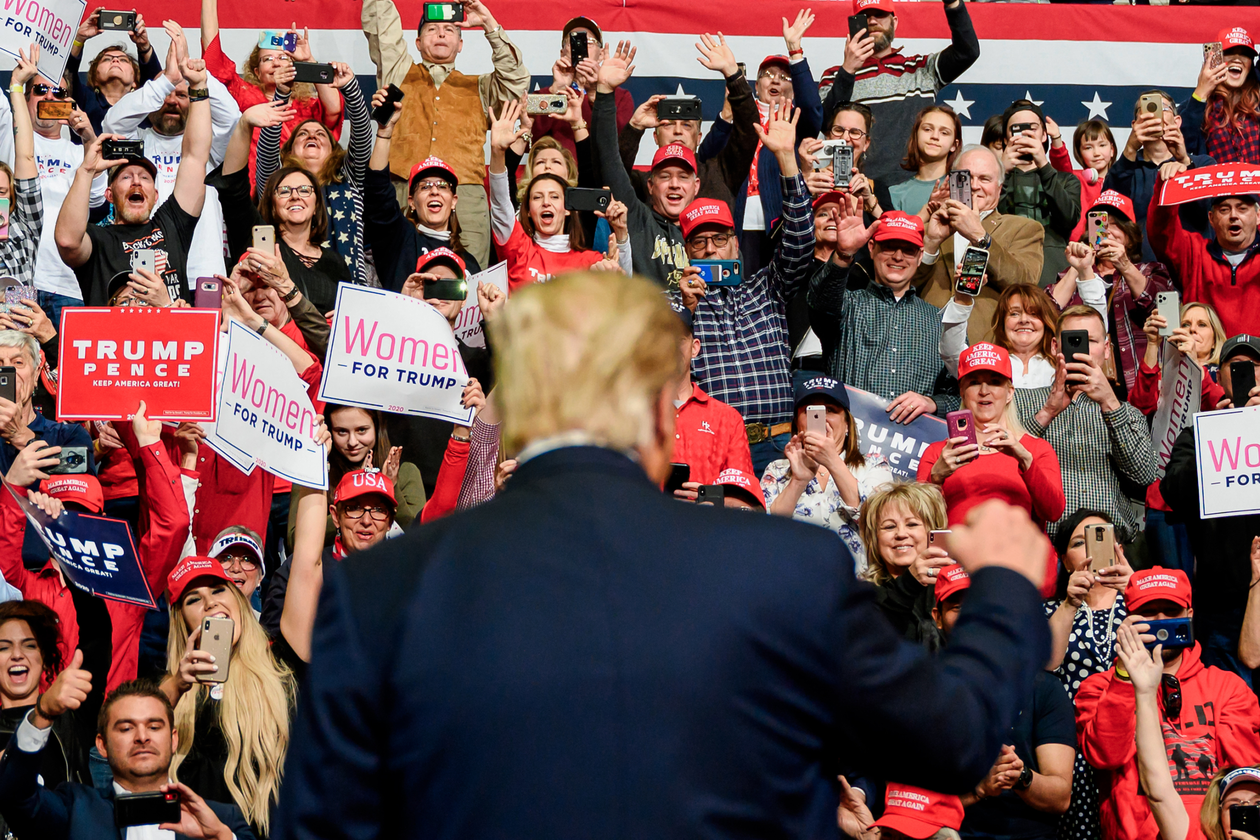 Những người ủng hộ reo hò khi cựu Tổng thống Donald Trump nói tại cuộc biểu tình “Giữ cho nước Mỹ Vĩ đại” ở Colorado Springs, Colorado, vào ngày 20/02/2020. (Ảnh: Jim Watson/AFP qua Getty Images)