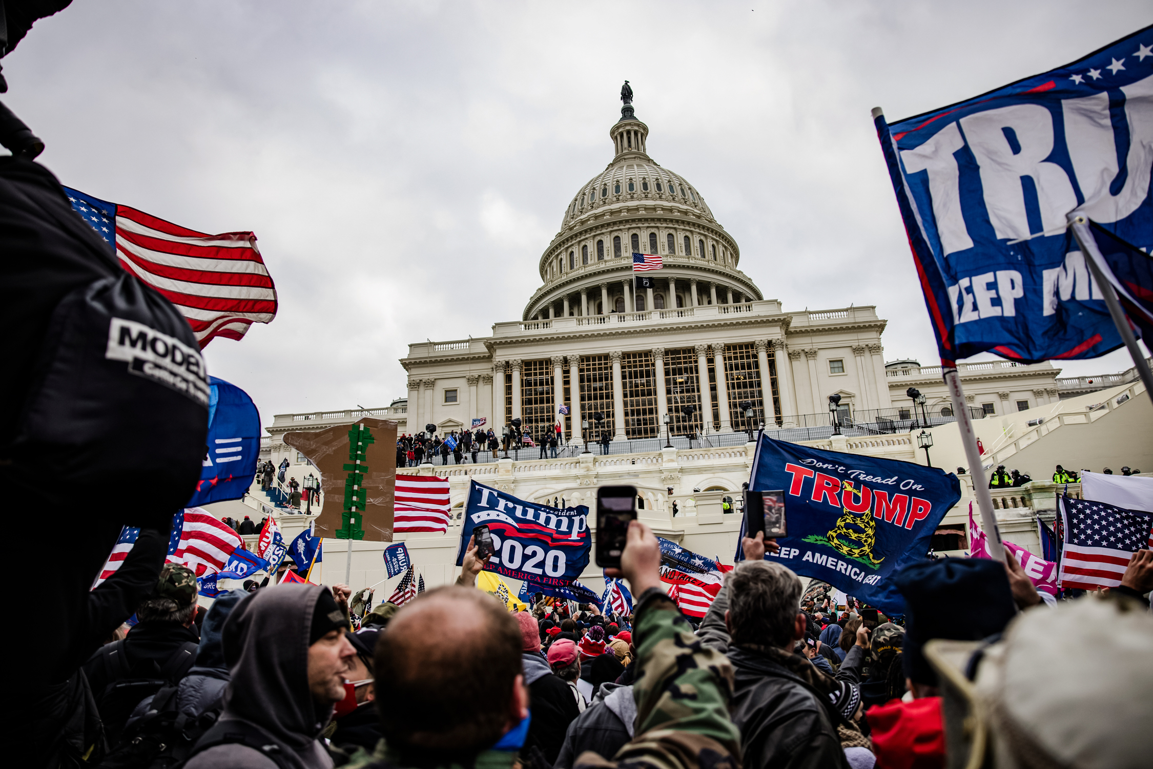 Những người ủng hộ ông Trump đụng độ với cảnh sát và lực lượng an ninh khi mọi người cố gắng vào Tòa nhà Capitol Hoa Kỳ ở Hoa Thịnh Đốn vào ngày 06/01/2021. (Ảnh: Brent Stirton/Getty Images)
