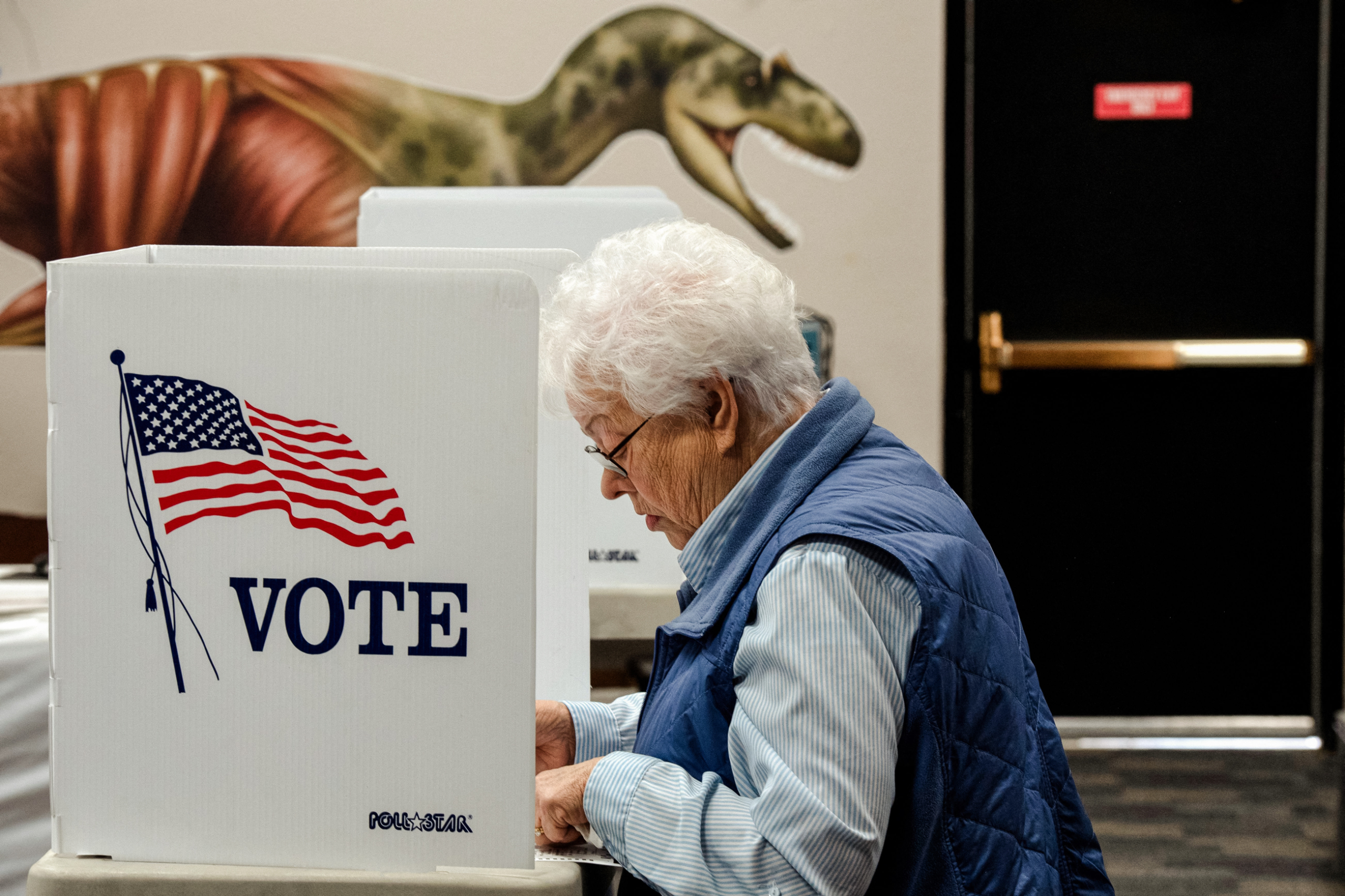 Một cử tri bỏ phiếu trong cuộc bầu cử giữa nhiệm kỳ tại Bảo tàng Hành trình Khủng long ở Fruita, Colorado, vào ngày 08/11/2022. (Ảnh: Jason Connolly/AFP qua Getty Images)