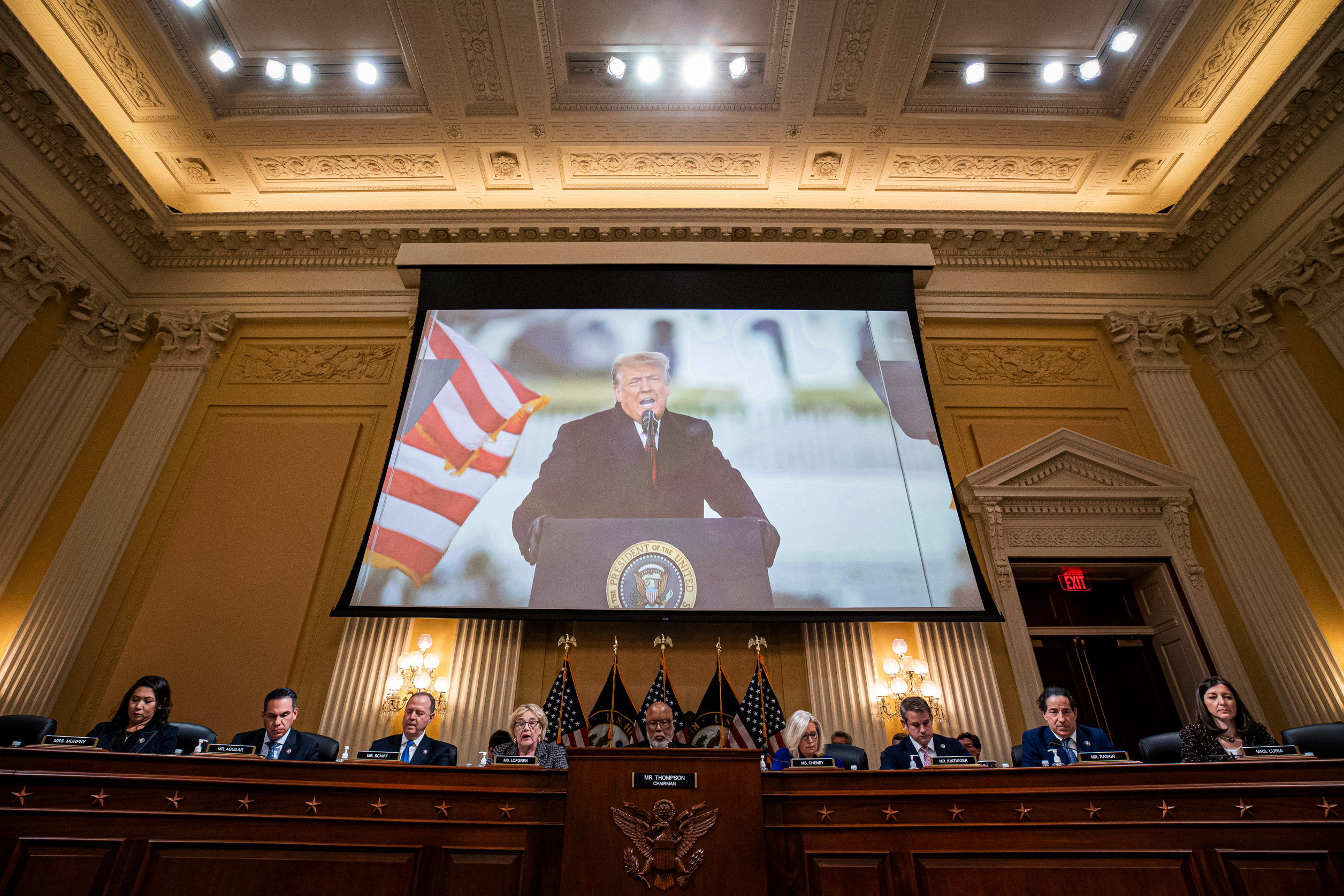 Hình ảnh của cựu Tổng thống Donald Trump xuất hiện trên màn hình trong cuộc họp của Ủy ban Đặc biệt Điều tra Vụ tấn công ngày 06/01 vào Tòa nhà Capitol Hoa Kỳ, tại Capitol Hill ở Hoa Thịnh Đốn, vào ngày 19/12/2022. (Ảnh: Al Drago/Getty Images)