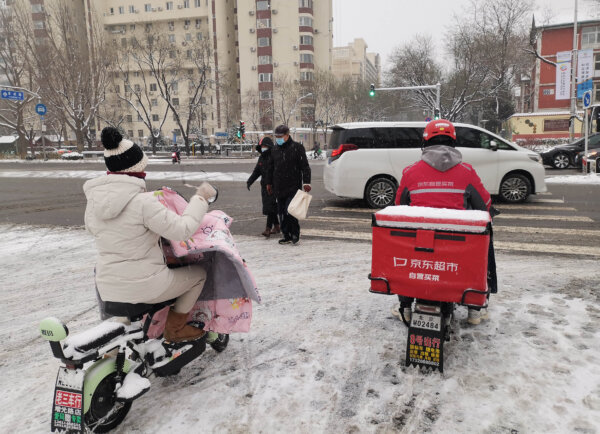 Xe cộ chạy trong tuyết ở Bắc Kinh hôm 13/12/2023. (Ảnh: CFOTO/Future Publishing qua Getty Images)