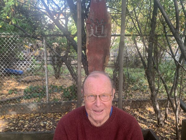 Ông Dan Stevenson, người ban đầu đã đặt bức tượng Phật, tại nhà ở Oakland, California, hôm 05/12/2023. (Ảnh: Helen Billings/The Epoch Times)