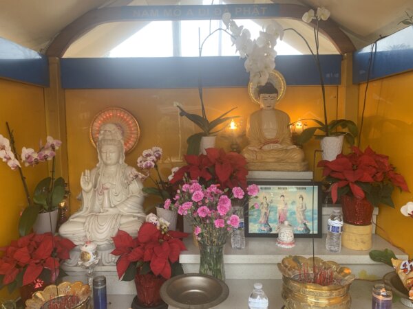 Tượng Phật và tượng Quan Âm Bồ Tát lúc đầu với hoa, hương, nến, và nước cúng dường hôm 05/12/2023. (Ảnh: Helen Billings/The Epoch Times)