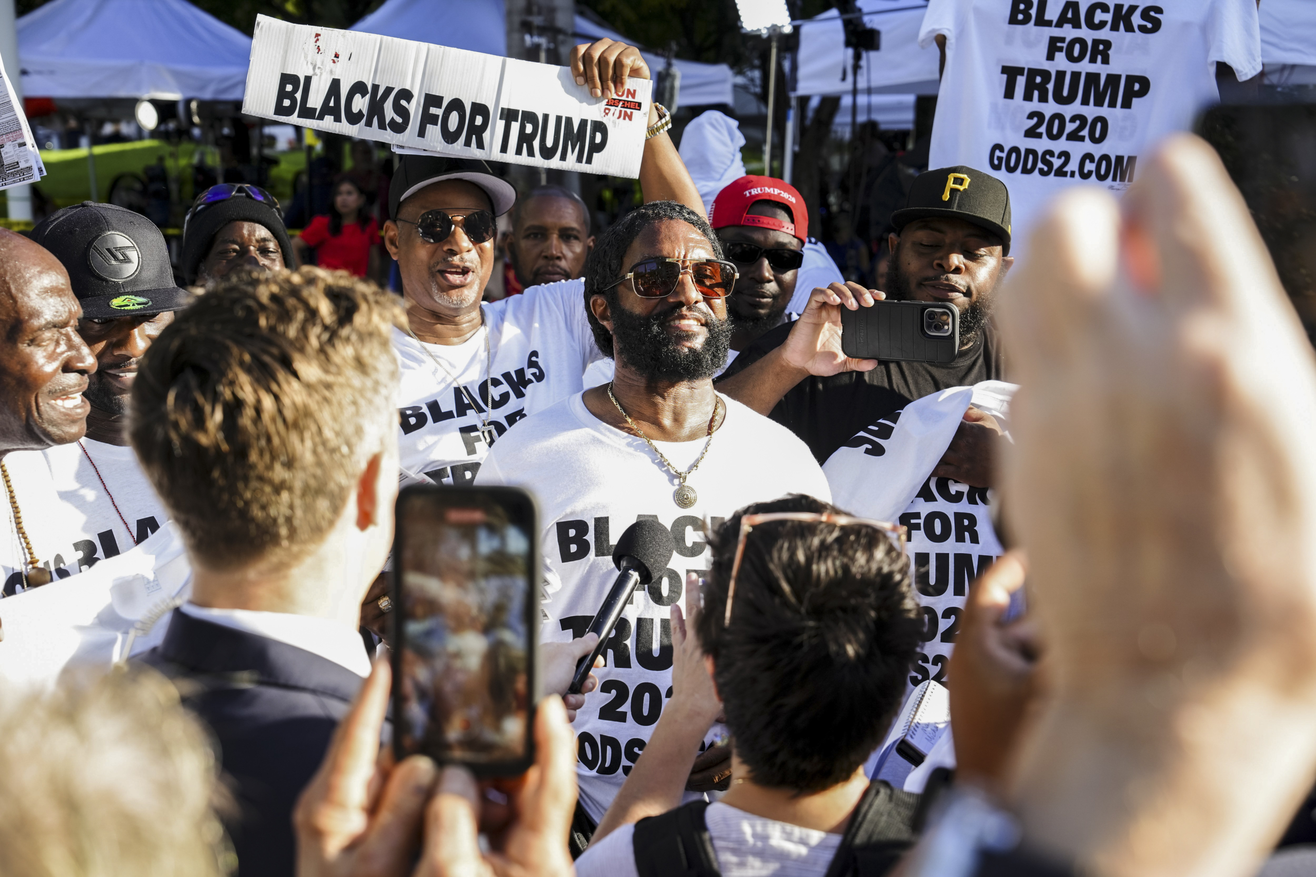 Những người biểu tình mặc T-shirt có dòng chữ “Người Mỹ gốc Phi Châu ủng hộ Trump” nói với báo chí bên ngoài Tòa án Hoa Kỳ Wilkie D. Ferguson Jr. ở Miami, Florida, hôm 13/06/2023. (Ảnh: Madalina Vasiliu/The Epoch Times)