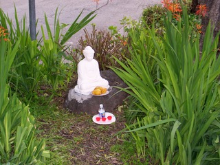 Tượng Phật lúc đầu được sơn màu trắng, được cúng dường trái cây và nước. (Ảnh: Được đăng dưới sự cho phép của ông Dan Stevenson)