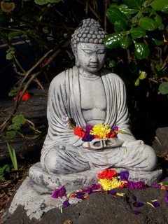 Tượng Phật lúc đầu, trước khi được sơn vẽ, được đặt dưới đất với hoa cúng dường. (Ảnh: Được đăng dưới sự cho phép của ông Dan Stevenson)