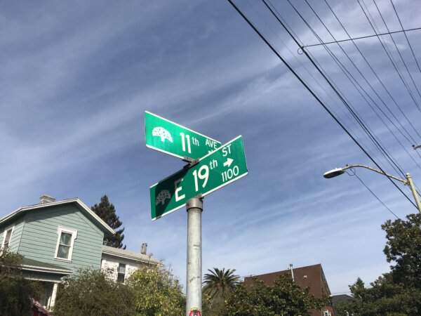 Một biển báo trên đường nơi Phật điện tọa lạc ở góc Đại lộ 11 và Đường 19 ở Oakland, California, hôm 05/12/2023. (Ảnh: Helen Billings/The Epoch Times)