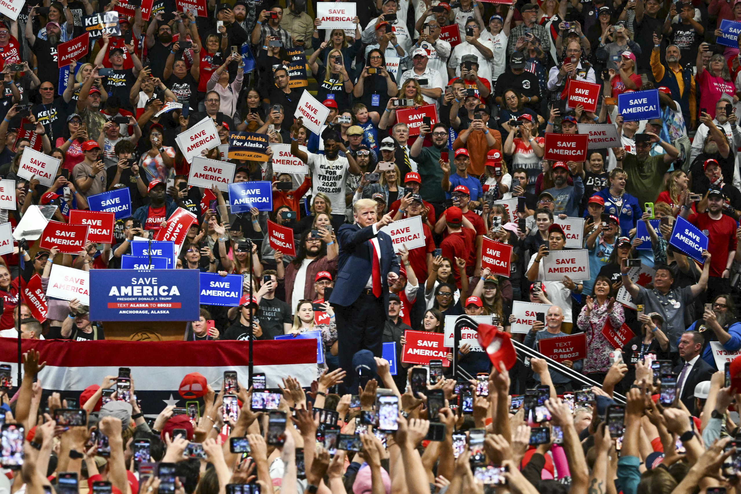 Mọi người trong đám đông cổ vũ khi cựu Tổng thống Donald Trump lên sân khấu trong một cuộc tập hợp vận động tranh cử ủng hộ các ứng cử viên Đảng Cộng Hòa ở Anchorage, Alaska, vào ngày 09/07/2022. (Ảnh: Patrick T. Fallon/AFP qua Getty Images)